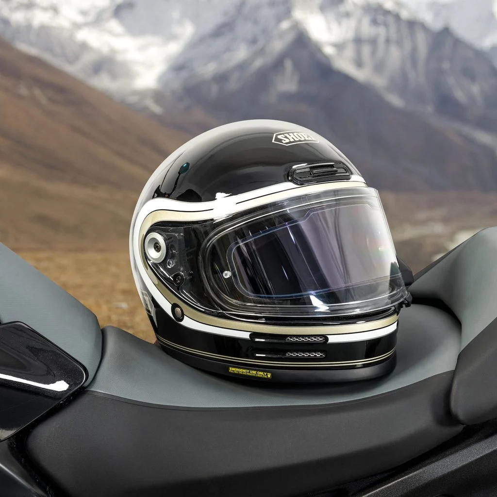 Viseira eletrocrômica Loboo HL08 em um capacete de motocicleta, mostrando a tecnologia que se adapta automaticamente à luz ambiente, garantindo visão clara.