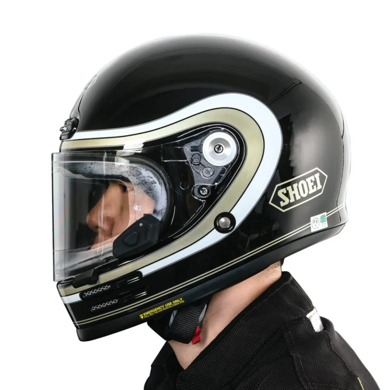 Viseira eletrocrômica Loboo HL08 em um capacete de motocicleta, mostrando a tecnologia que se adapta automaticamente à luz ambiente, garantindo visão clara.