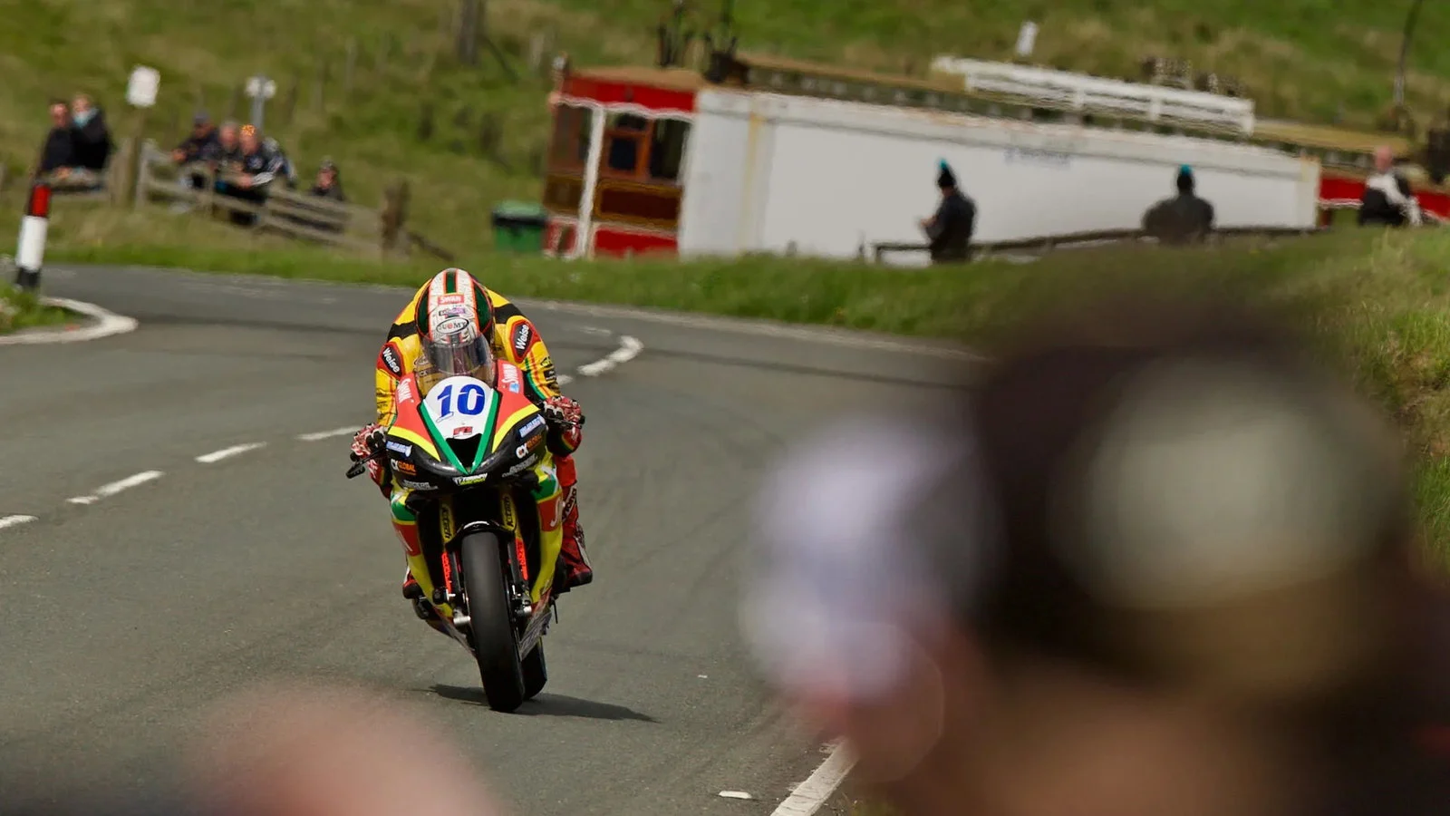 Dean Harrison pilotando sua motocicleta de corrida em alta velocidade no desafiador circuito de Oliver's Mount, Scarborough, durante a Gold Cup.
