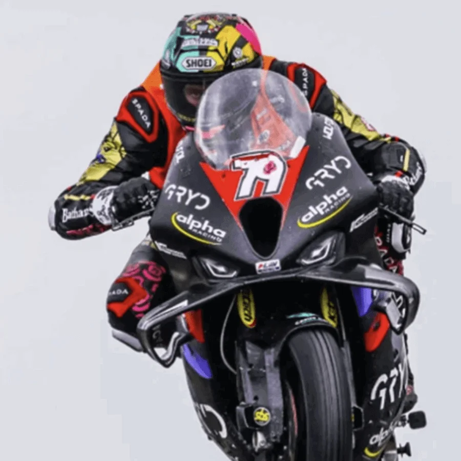 Dean Harrison pilotando sua motocicleta de corrida em alta velocidade no desafiador circuito de Oliver's Mount, Scarborough, durante a Gold Cup.