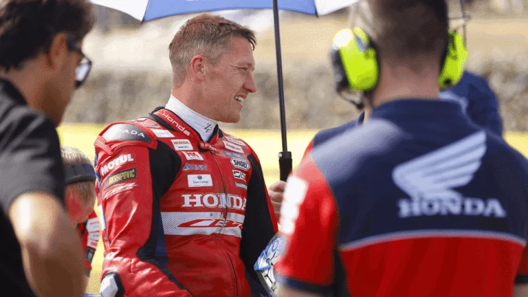 Dean Harrison pilotando sua motocicleta de corrida em alta velocidade no desafiador circuito de Oliver's Mount, Scarborough, durante a Gold Cup.