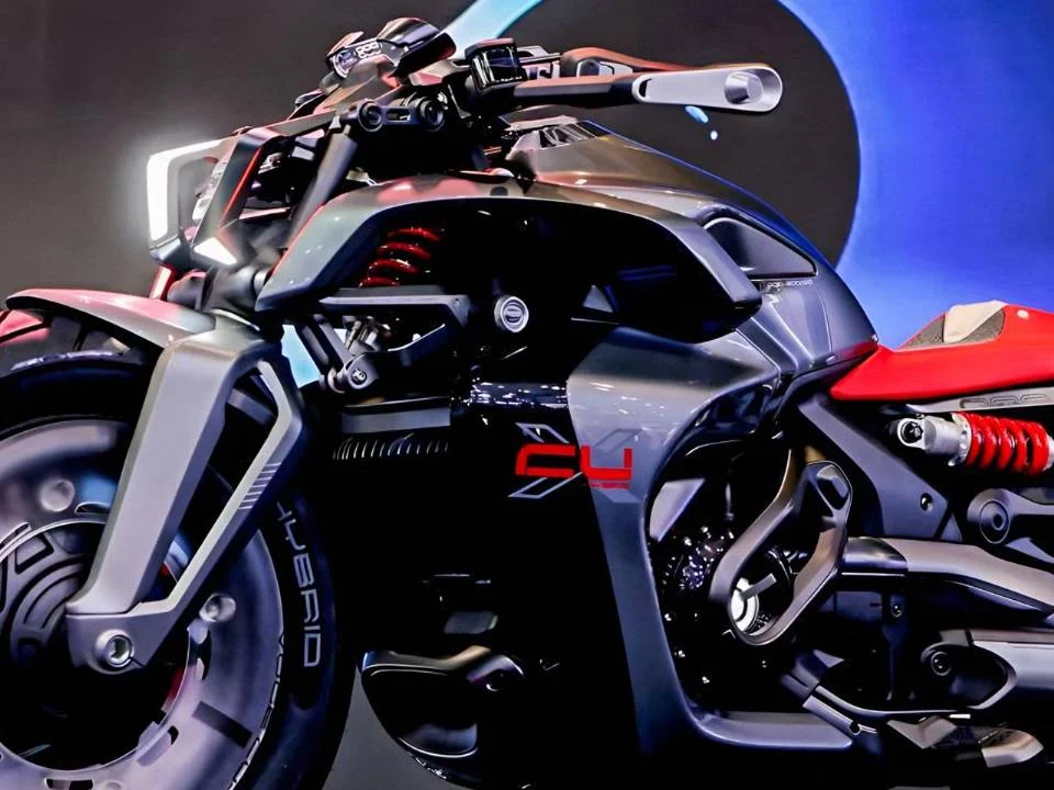 VOGE CU-X Híbrida Concept em exibição no salão CIMA 2026, destacando seu design cruiser com elementos esportivos e a tecnologia plug-in híbrida