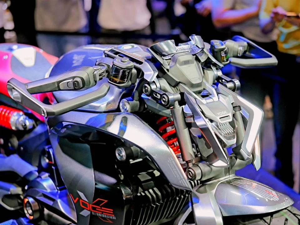 VOGE CU-X Híbrida Concept em exibição no salão CIMA 2026, destacando seu design cruiser com elementos esportivos e a tecnologia plug-in híbrida