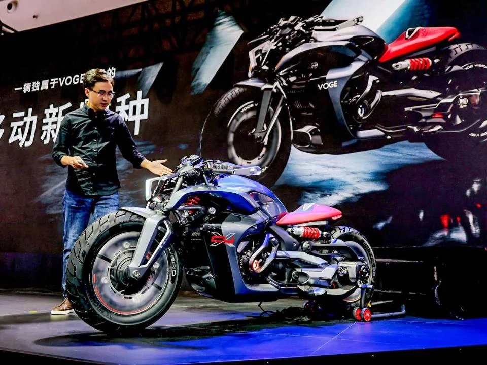 VOGE CU-X Híbrida Concept em exibição no salão CIMA 2026, destacando seu design cruiser com elementos esportivos e a tecnologia plug-in híbrida