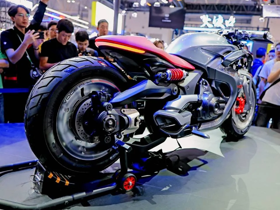 VOGE CU-X Híbrida Concept em exibição no salão CIMA 2026, destacando seu design cruiser com elementos esportivos e a tecnologia plug-in híbrida