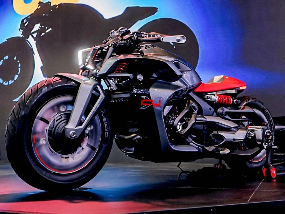 VOGE CU-X Híbrida Concept em exibição no salão CIMA 2026, destacando seu design cruiser com elementos esportivos e a tecnologia plug-in híbrida