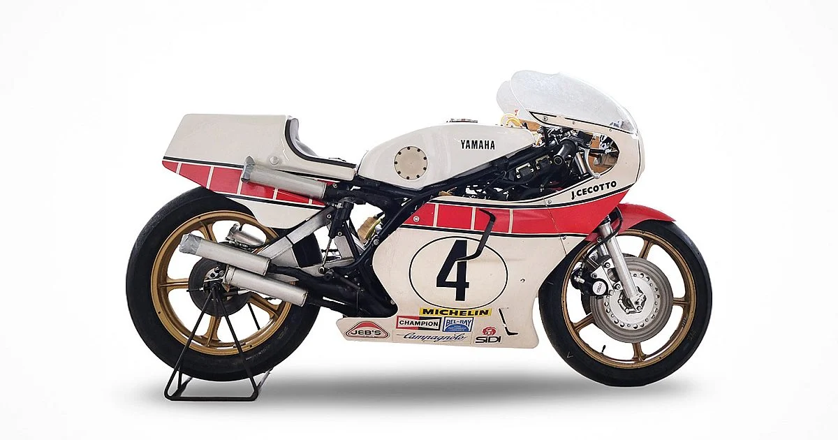 Yamaha 0W31 de Johnny Cecotto, uma moto de corrida dois tempos de 1978, em sua cor branca e vermelha original.