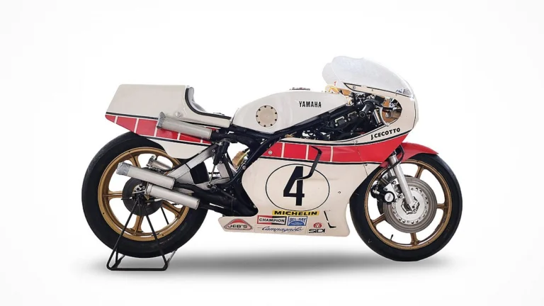 Yamaha 0W31 de Johnny Cecotto, uma moto de corrida dois tempos de 1978, em sua cor branca e vermelha original.