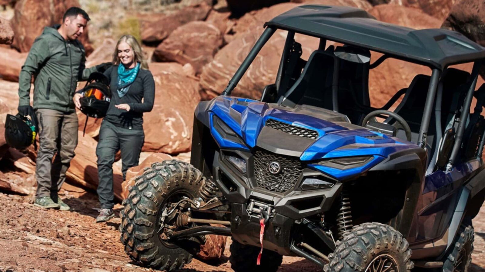 Motociclistas de off-road em trilha de terra, demonstrando a importância do acesso a áreas naturais para a prática esportiva.