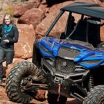 Motociclistas de off-road em trilha de terra, demonstrando a importância do acesso a áreas naturais para a prática esportiva.