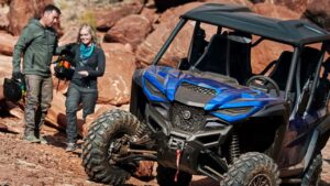 Motociclistas de off-road em trilha de terra, demonstrando a importância do acesso a áreas naturais para a prática esportiva.