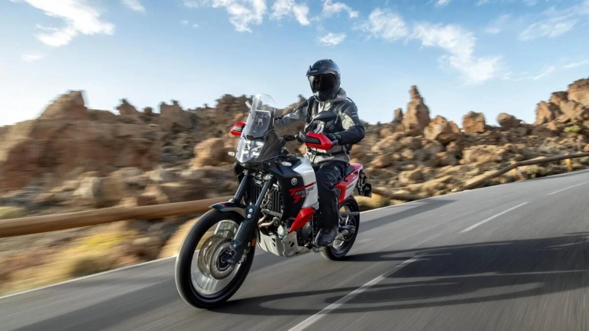 Yamaha Tenere 700 e R7 em exposição no Bharat Mobility Global Expo na Índia, representando a expansão premium da marca japonesa.