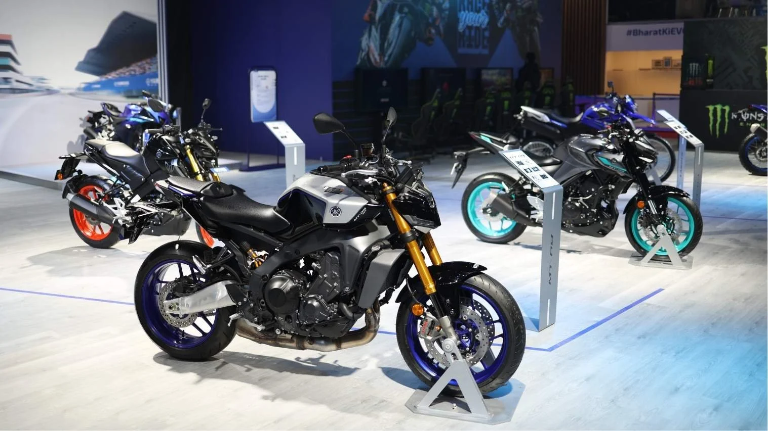 Yamaha Tenere 700 e R7 em exposição no Bharat Mobility Global Expo na Índia, representando a expansão premium da marca japonesa.
