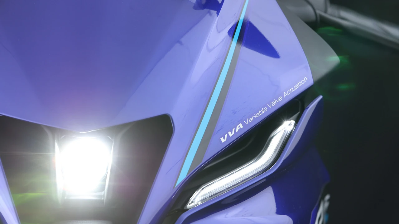 Yamaha R15 M com quickshifter unidirecional e iluminação LED, destaque nas cores disponíveis.