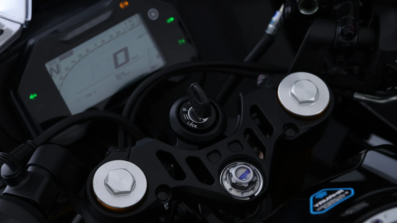 Yamaha R15 M com quickshifter unidirecional e iluminação LED, destaque nas cores disponíveis.