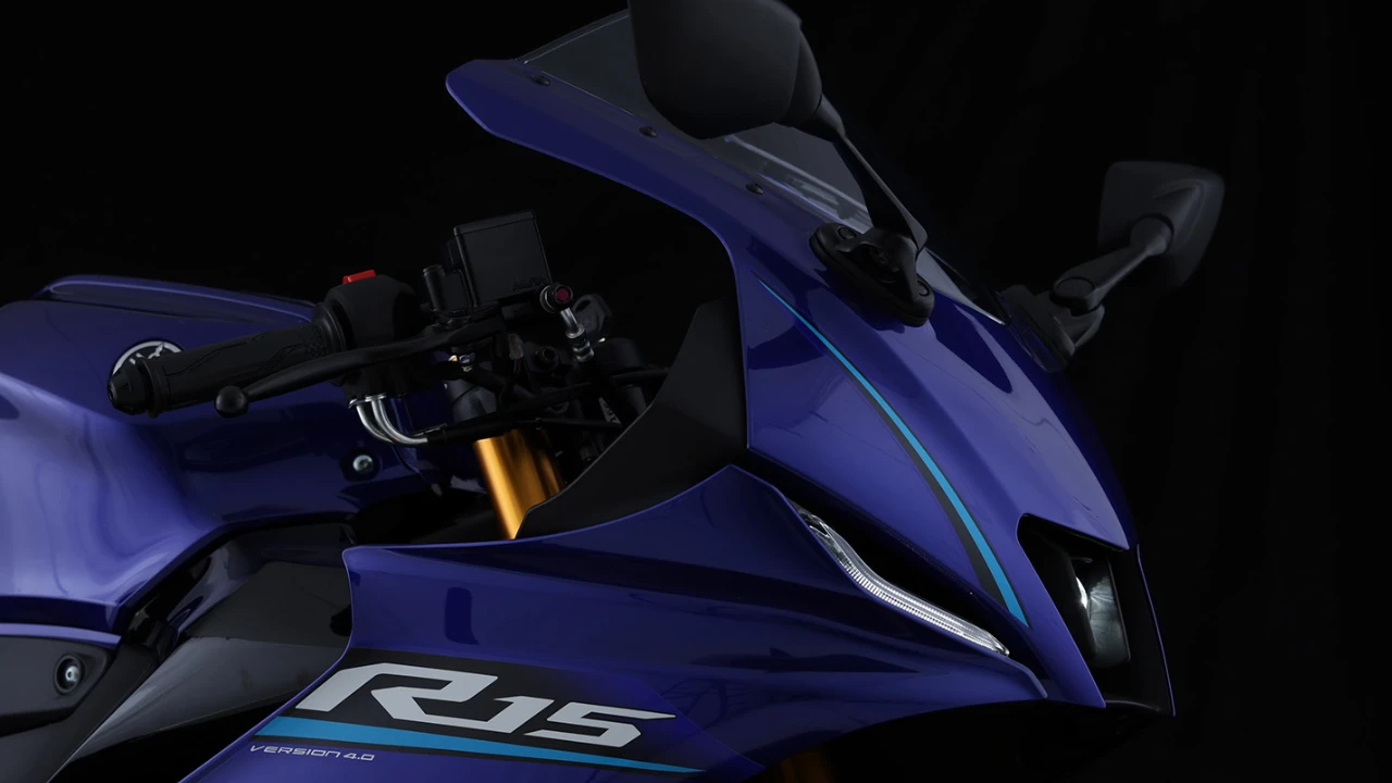 Yamaha R15 M com quickshifter unidirecional e iluminação LED, destaque nas cores disponíveis.