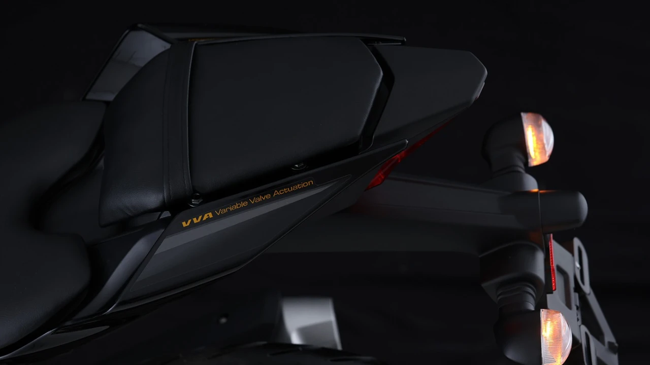 Yamaha R15 M com quickshifter unidirecional e iluminação LED, destaque nas cores disponíveis.