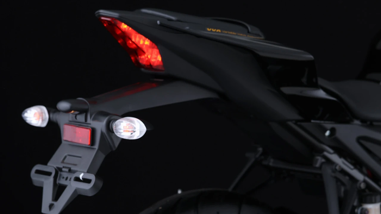 Yamaha R15 M com quickshifter unidirecional e iluminação LED, destaque nas cores disponíveis.