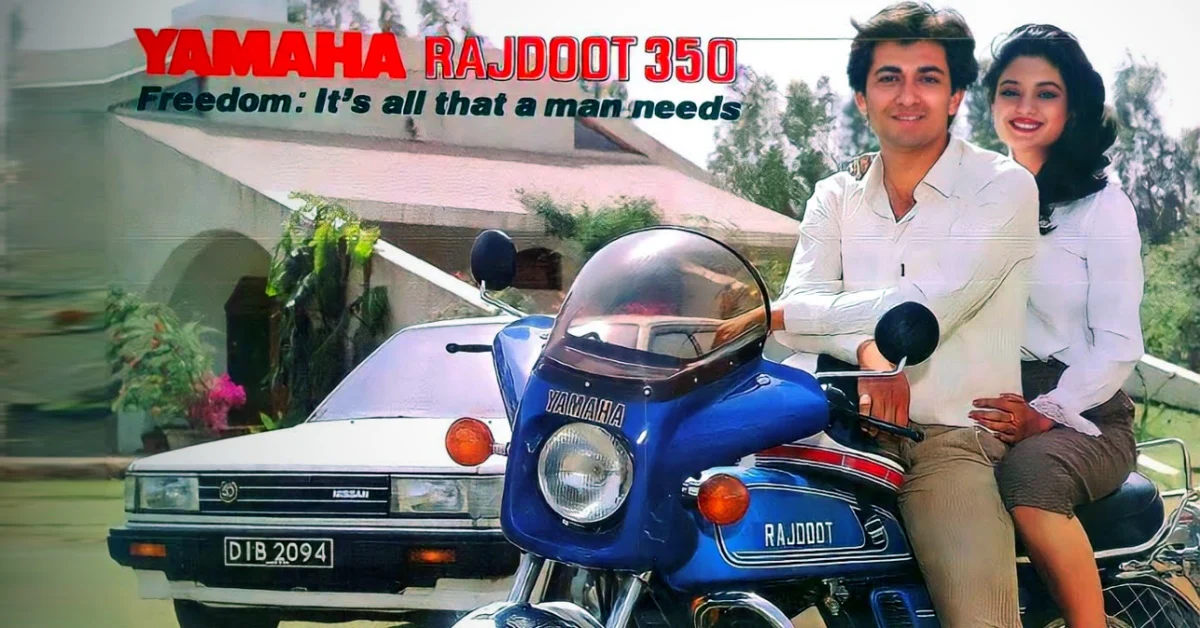 Yamaha RD350 clássica de dois tempos em azul com listras brancas, destacando seu design esportivo e atemporal.