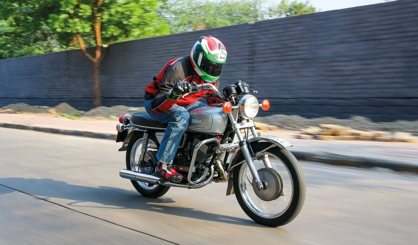 Yamaha RD350 clássica de dois tempos em azul com listras brancas, destacando seu design esportivo e atemporal.