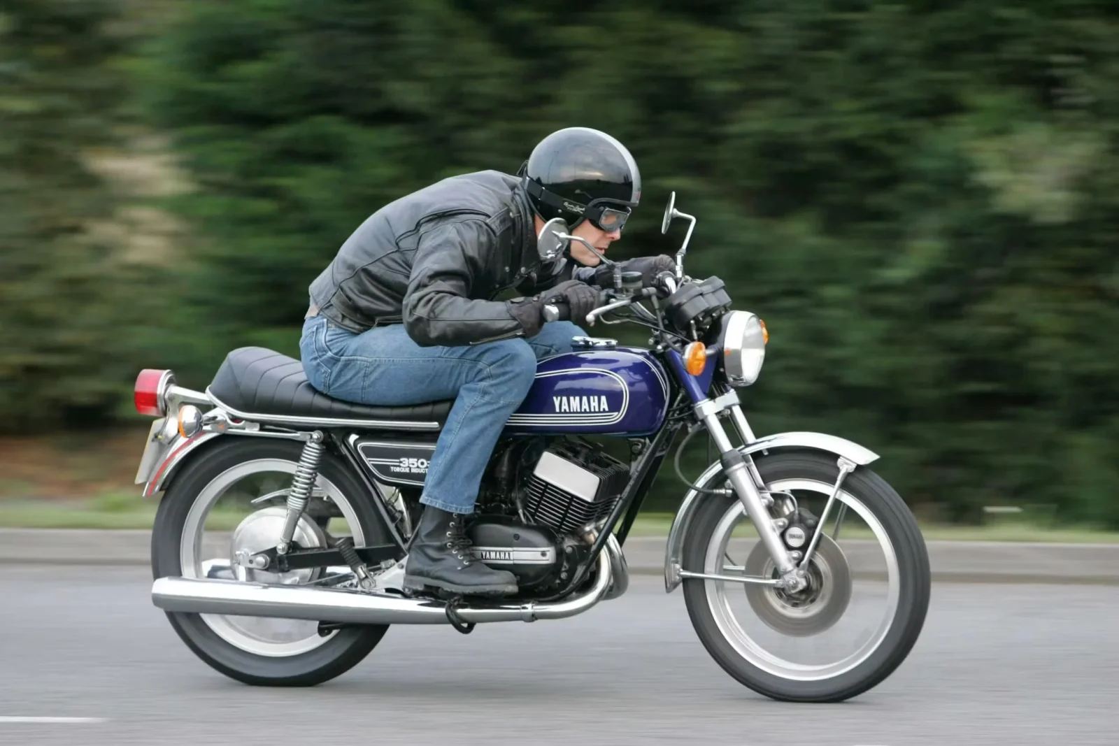 Yamaha RD350 clássica de dois tempos em azul com listras brancas, destacando seu design esportivo e atemporal.