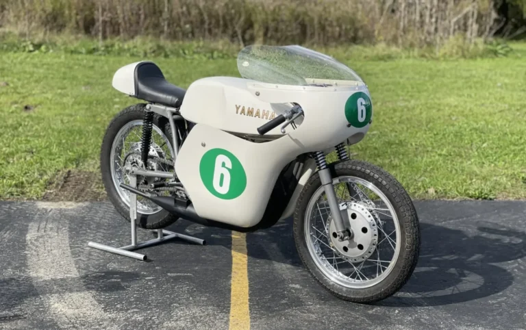 Yamaha RD350 clássica de dois tempos em azul com listras brancas, destacando seu design esportivo e atemporal.
