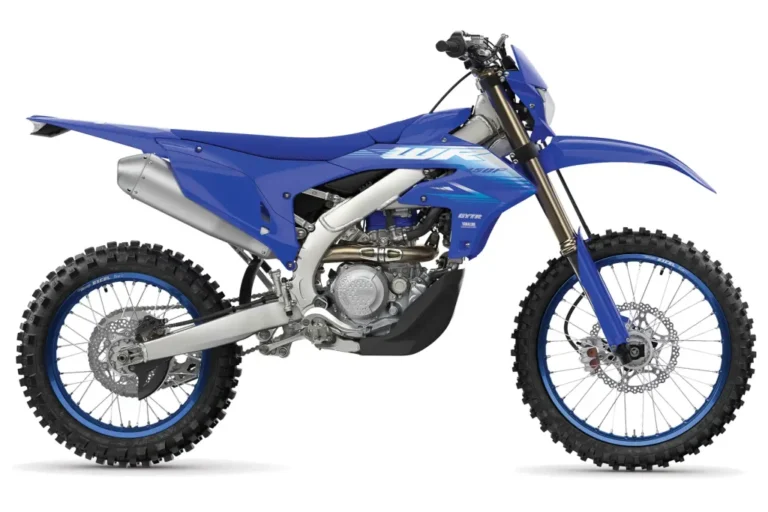 Yamaha WR450F 2027 azul em ação em trilha de terra com suspensão trabalhando