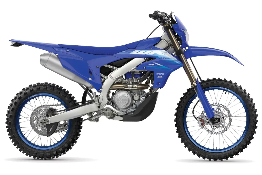 Yamaha WR450F 2027 azul em ação em trilha de terra com suspensão trabalhando
