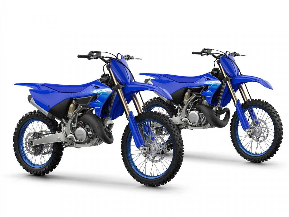 Detalhes da Yamaha YZ250 e YZ125 modelo 2027, motocicletas off-road de dois tempos com novos grafismos Icon Blue para o mercado brasileiro.