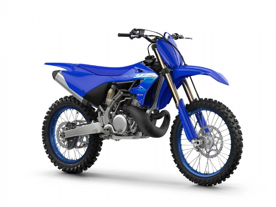 Detalhes da Yamaha YZ250 e YZ125 modelo 2027, motocicletas off-road de dois tempos com novos grafismos Icon Blue para o mercado brasileiro.