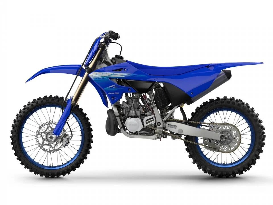 Detalhes da Yamaha YZ250 e YZ125 modelo 2027, motocicletas off-road de dois tempos com novos grafismos Icon Blue para o mercado brasileiro.