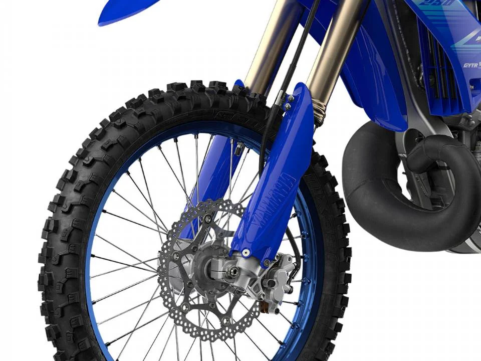 Detalhes da Yamaha YZ250 e YZ125 modelo 2027, motocicletas off-road de dois tempos com novos grafismos Icon Blue para o mercado brasileiro.
