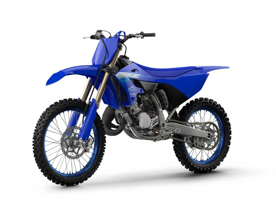Detalhes da Yamaha YZ250 e YZ125 modelo 2027, motocicletas off-road de dois tempos com novos grafismos Icon Blue para o mercado brasileiro.