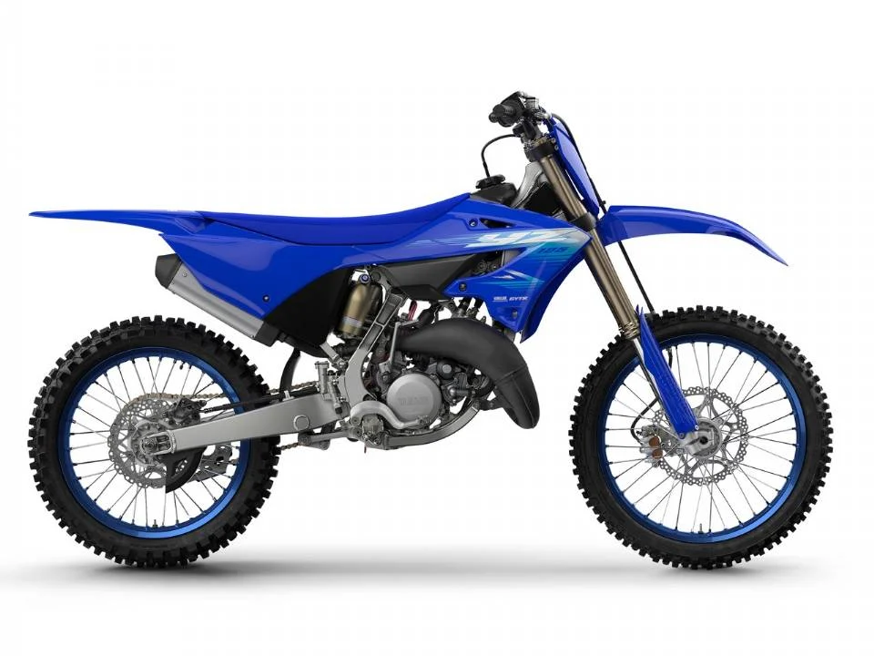 Detalhes da Yamaha YZ250 e YZ125 modelo 2027, motocicletas off-road de dois tempos com novos grafismos Icon Blue para o mercado brasileiro.