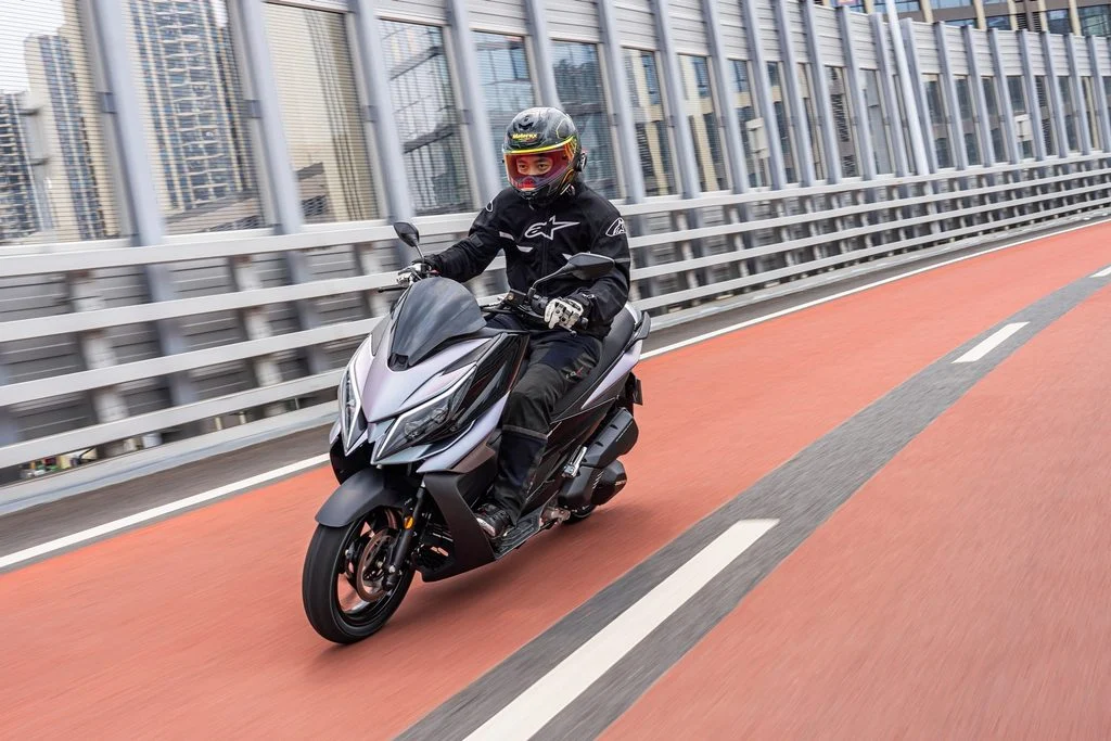 Zontes V125 estacionada em ambiente urbano, exibindo seu design desportivo e moderno, com detalhes tecnológicos visíveis.
