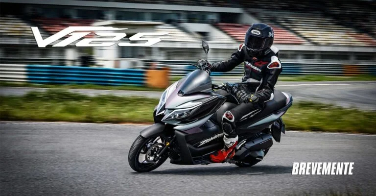 Zontes V125 estacionada em ambiente urbano, exibindo seu design desportivo e moderno, com detalhes tecnológicos visíveis.