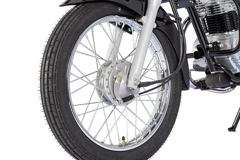Motocicleta Bajaj Boxer em uso urbano na Colômbia, destacando seu design utilitário e robustez para o dia a dia.