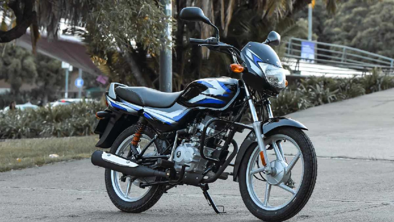 Motocicleta Bajaj Boxer em uso urbano na Colômbia, destacando seu design utilitário e robustez para o dia a dia.