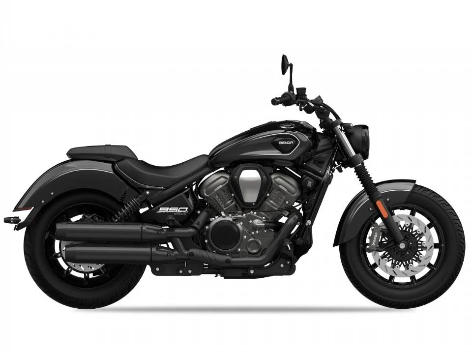 Benda Dark Flag 950 em exibição na EICMA 2026, destacando seu design V4 e acabamento premium