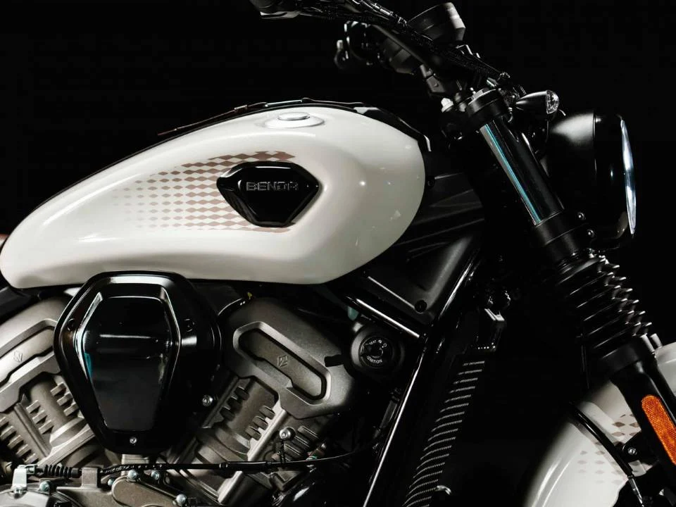 Benda Dark Flag 950 em exibição na EICMA 2026, destacando seu design V4 e acabamento premium