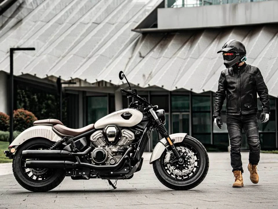 Benda Dark Flag 950 em exibição na EICMA 2026, destacando seu design V4 e acabamento premium