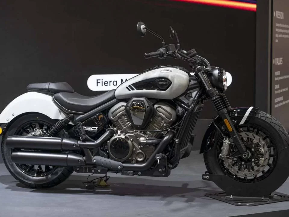 Benda Dark Flag 950 em exibição na EICMA 2026, destacando seu design V4 e acabamento premium