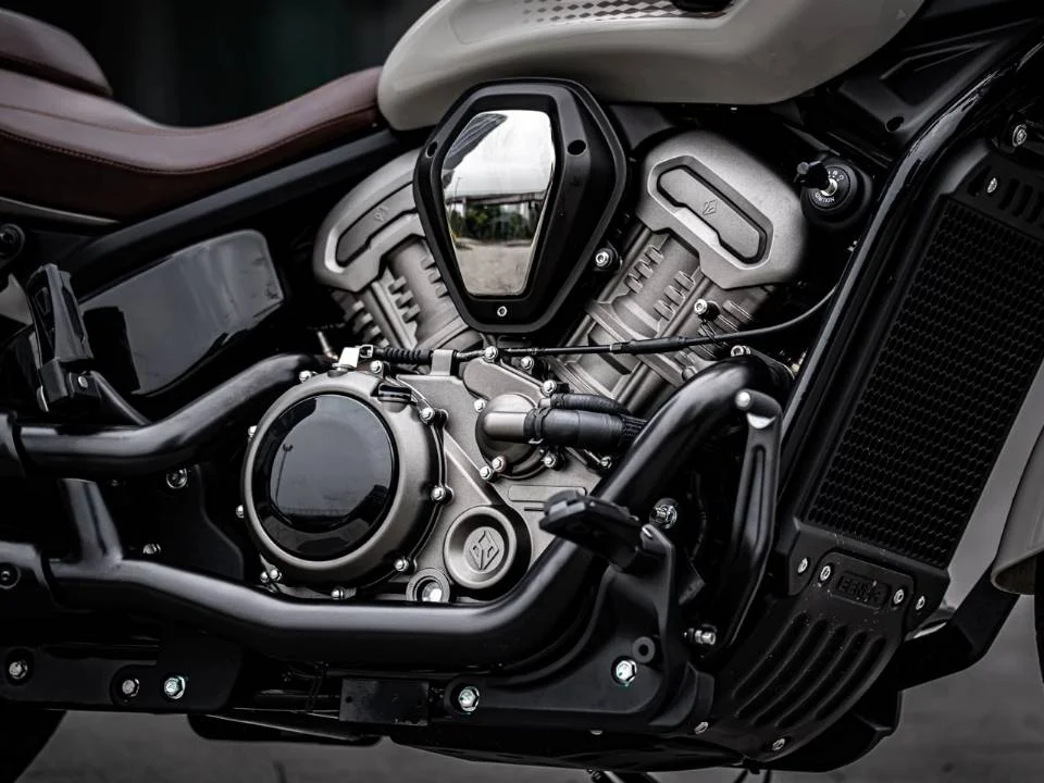 Benda Dark Flag 950 em exibição na EICMA 2026, destacando seu design V4 e acabamento premium