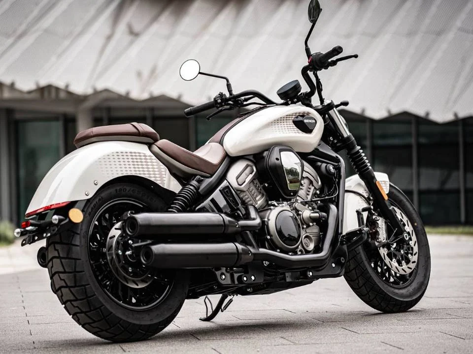 Benda Dark Flag 950 em exibição na EICMA 2026, destacando seu design V4 e acabamento premium