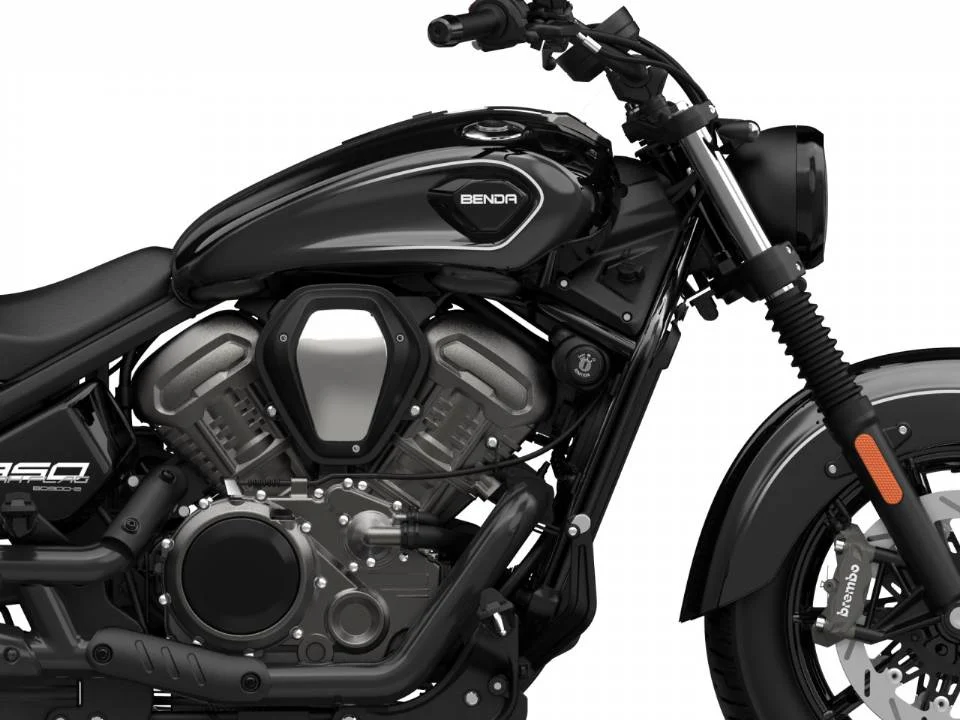 Benda Dark Flag 950 em exibição na EICMA 2026, destacando seu design V4 e acabamento premium