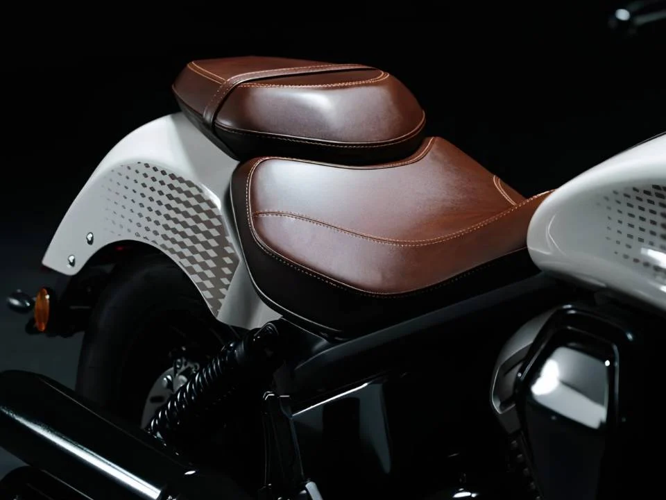 Benda Dark Flag 950 em exibição na EICMA 2026, destacando seu design V4 e acabamento premium