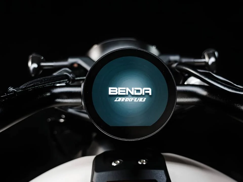 Benda Dark Flag 950 em exibição na EICMA 2026, destacando seu design V4 e acabamento premium
