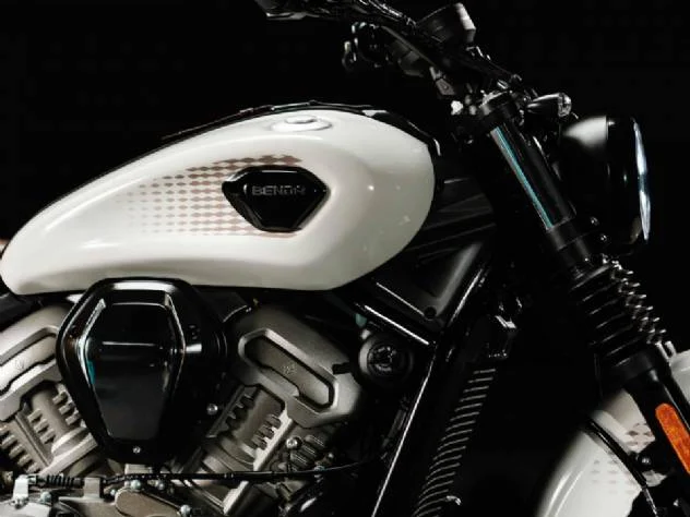 Benda Dark Flag 950 em exibição na EICMA 2026, destacando seu design V4 e acabamento premium
