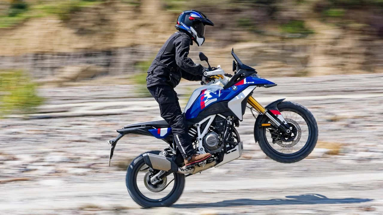 Motocicleta BMW F 450 GS em exibição mostrando design frontal e suspensões invertidas