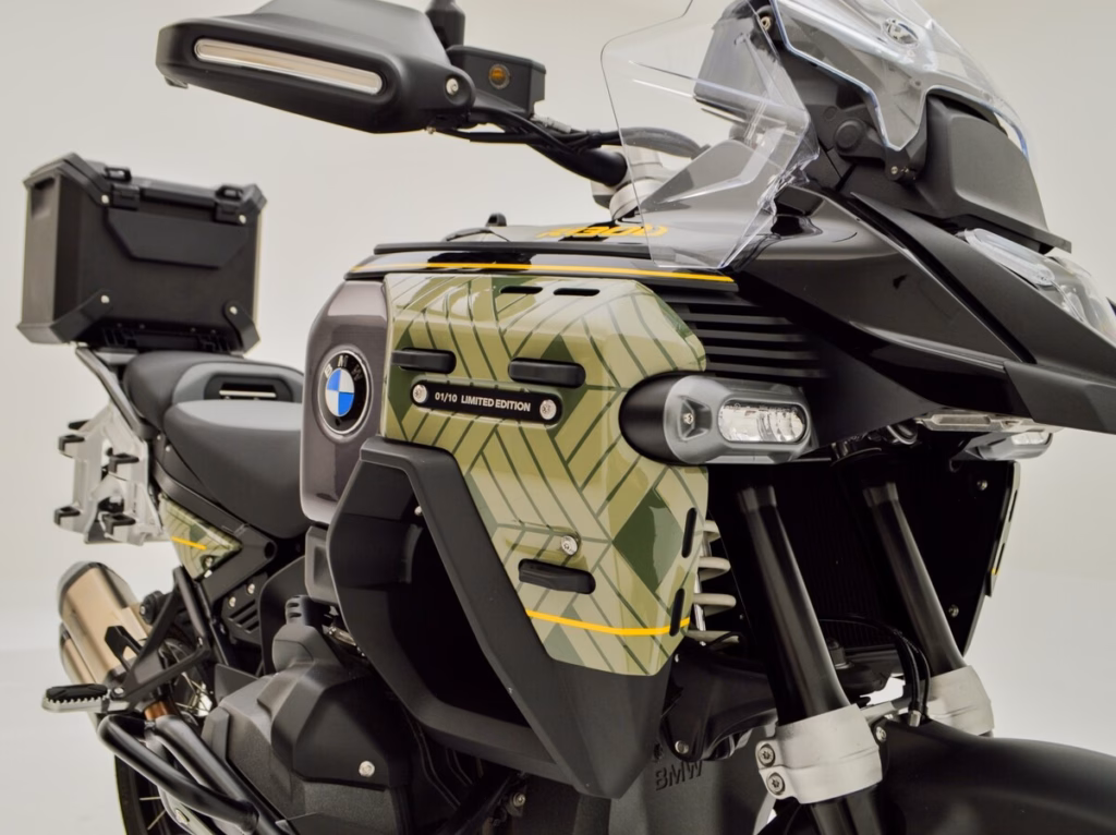 BMW R 1300 GS Adventure 10Y Manaus em destaque, edição limitada com número de série e malas personalizadas